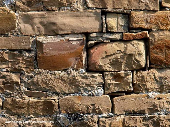 VENTANAL CRUCIFORME CEGADO EN MURO OESTE